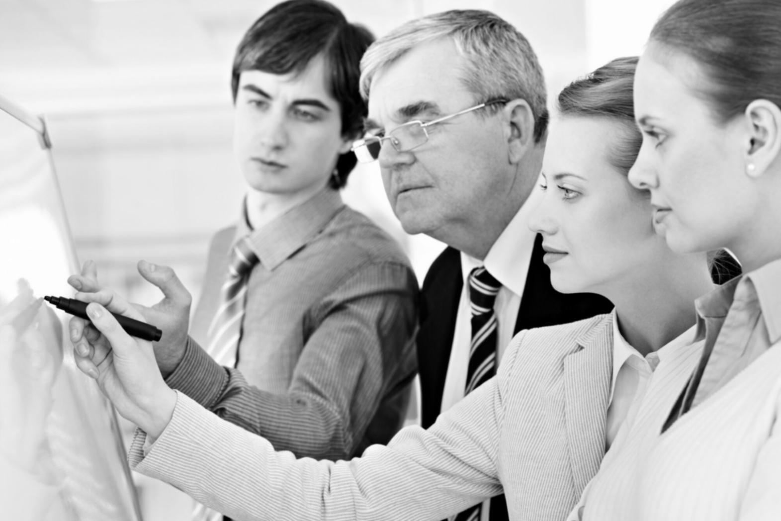 Sesión de planificación financiera con cliente en oficina de Terrassa