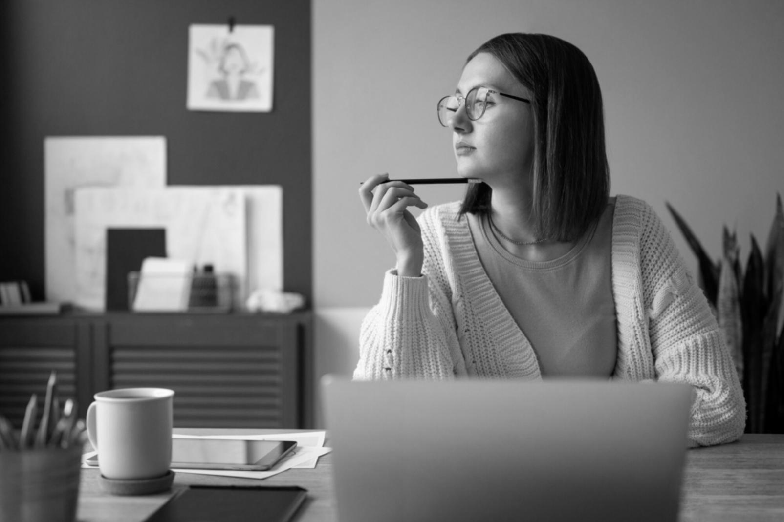 Estudiante revisando su plan financiero personal con materiales del curso