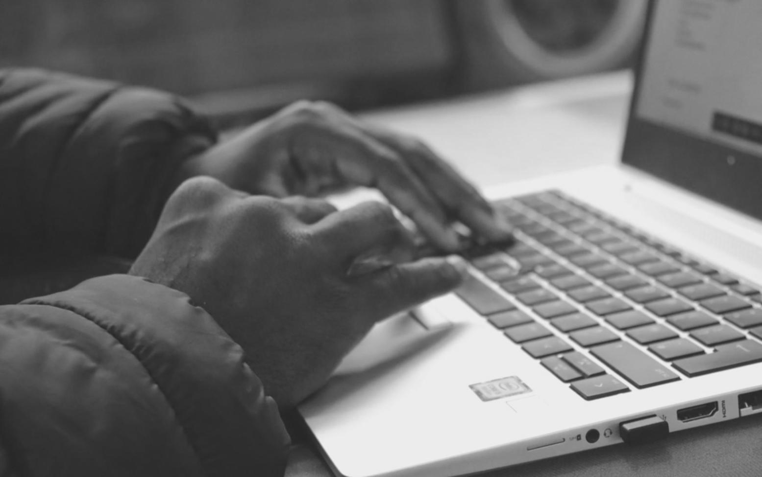 Estudiante internacional planificando su presupuesto en Barcelona