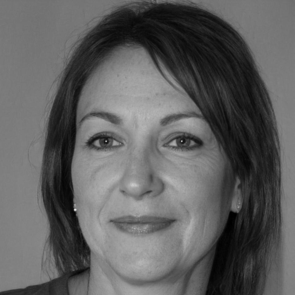 Asesora financiera explicando estrategias de ahorro